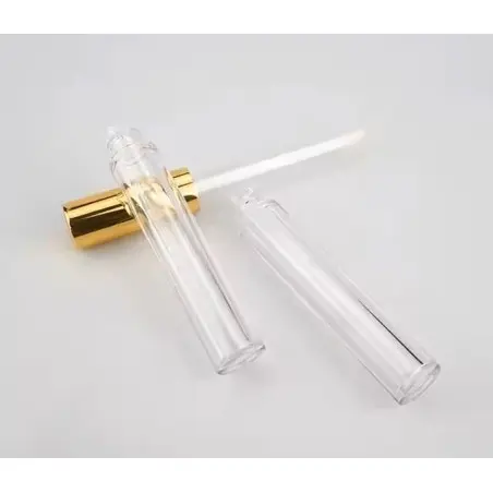 Tube de gloss et brillant à lèvres en plastique transparent avec applicateur intégré et capuchon métal doré - Fati Pack Emballag