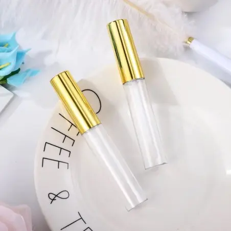 Tube de gloss et brillant à lèvres en plastique transparent avec applicateur intégré et capuchon métal doré - Fati Pack Emballag
