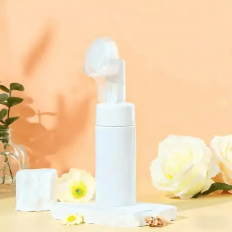 Nouveau ! Flacon en plastique blanc cosmétique à pompe moussante avec brosse nettoyante - Fatipack Group Emballage Maroc
