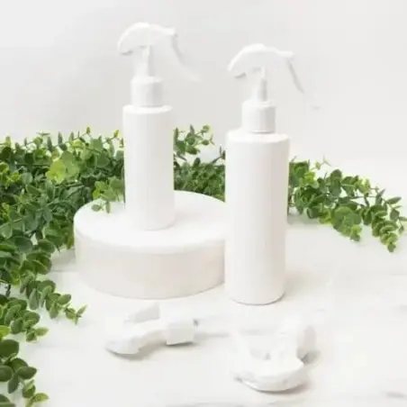 Flacon de désinfection en plastique PET blanc avec tête spray pistolet ergonomique blanche description commercial - Fatipack Gro